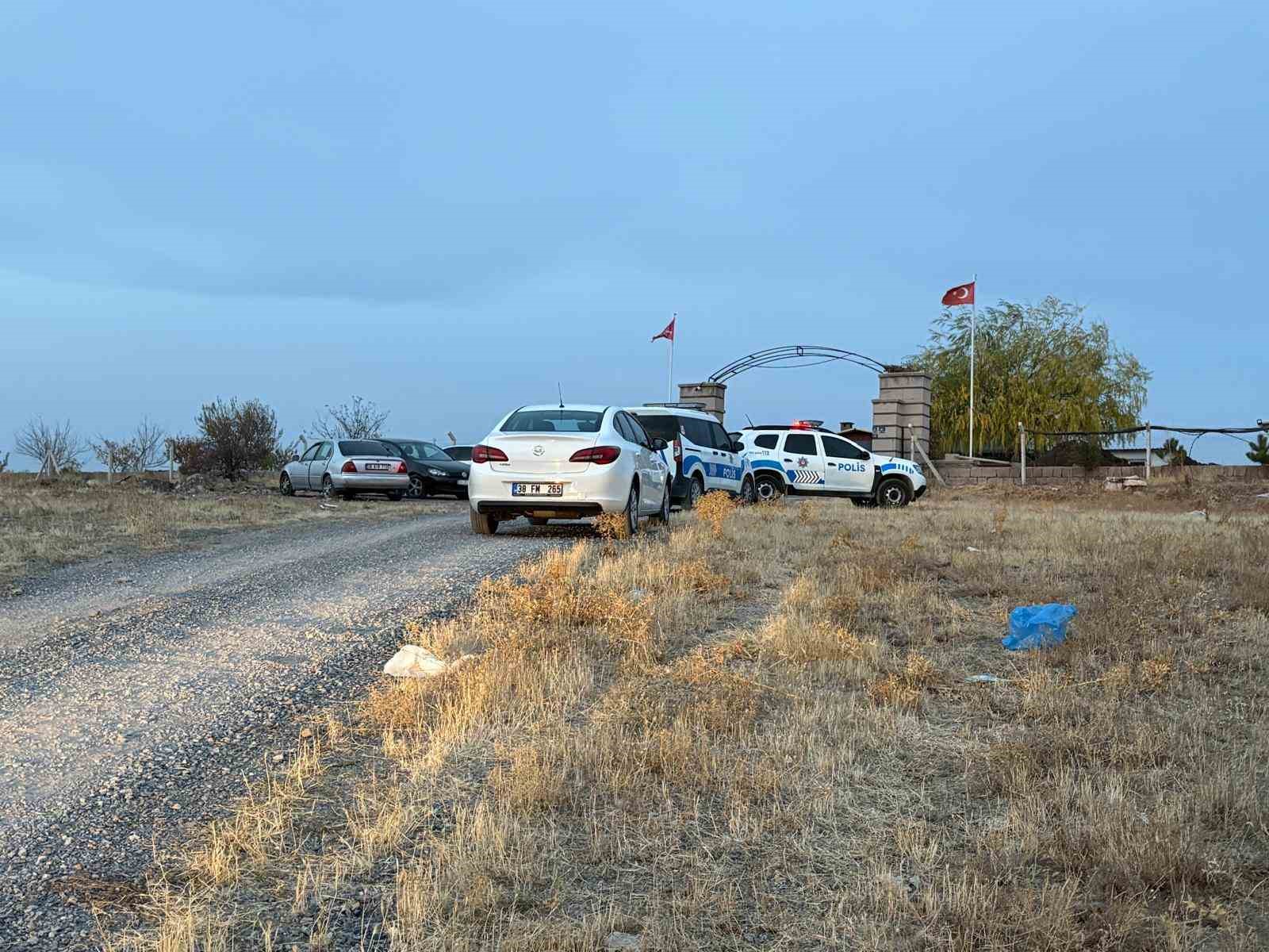 miras-kavgasinda-kan-akti-amcasini-ve-3-kisiyi-bicakladi