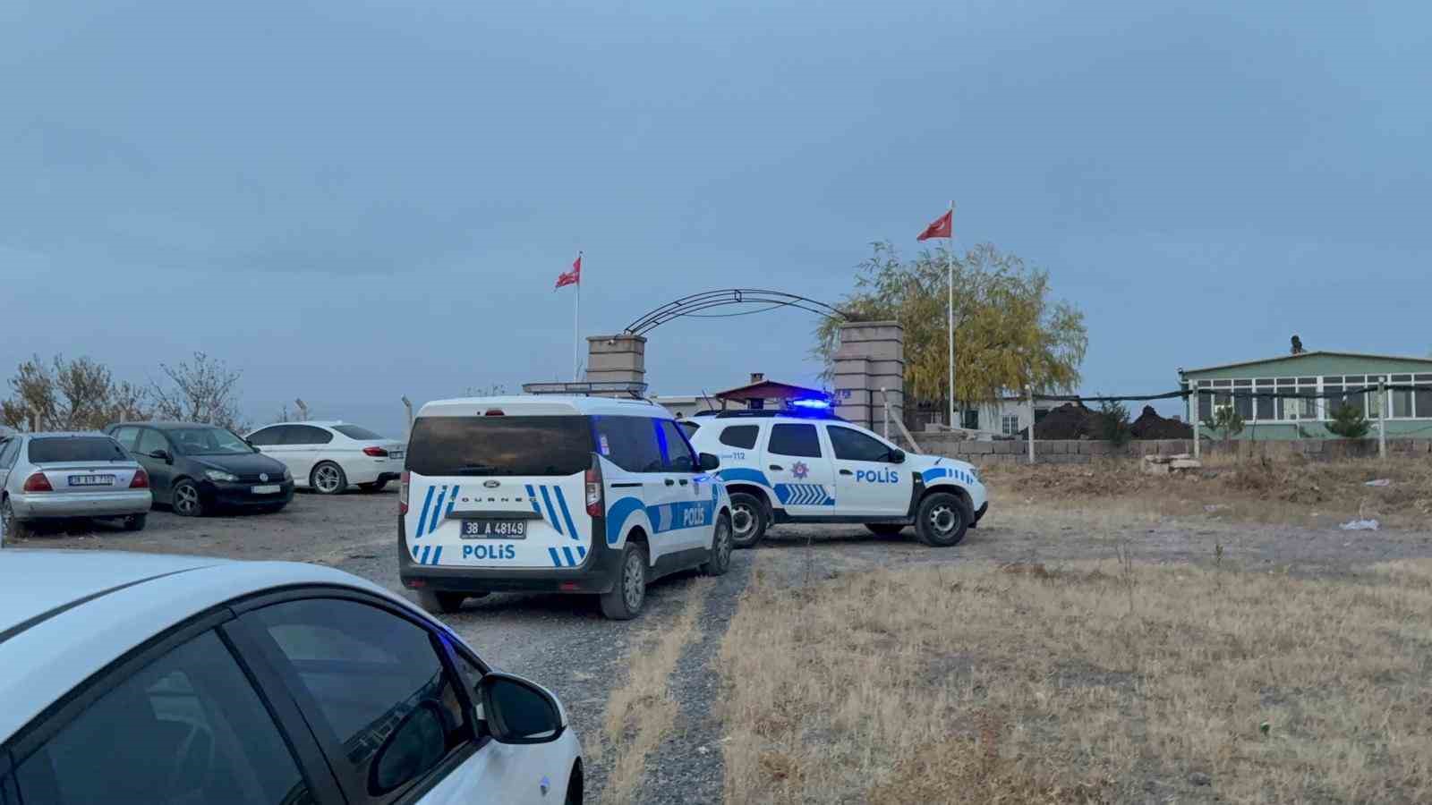 miras-kavgasinda-kan-akti-amcasini-ve-3-kisiyi-bicakladi