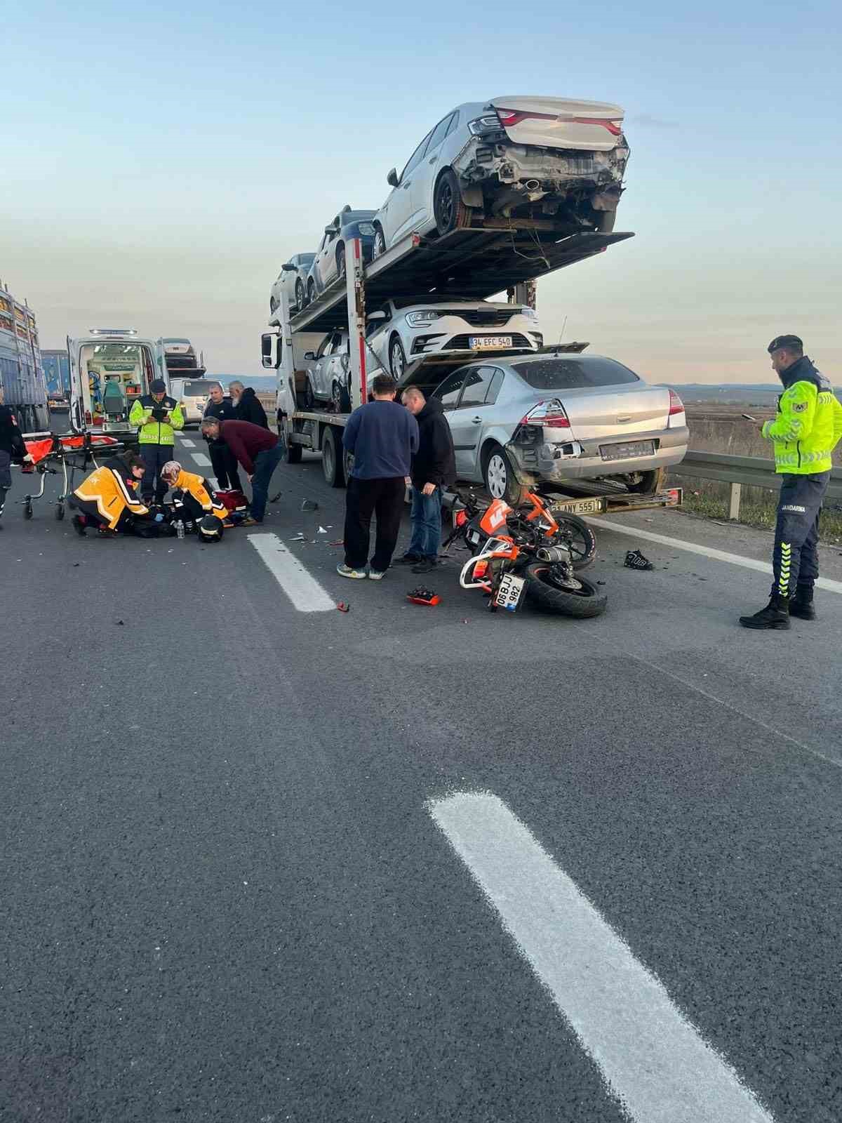 motosiklet-emniyet-seridinde-duran-tira-carpti-1-yarali