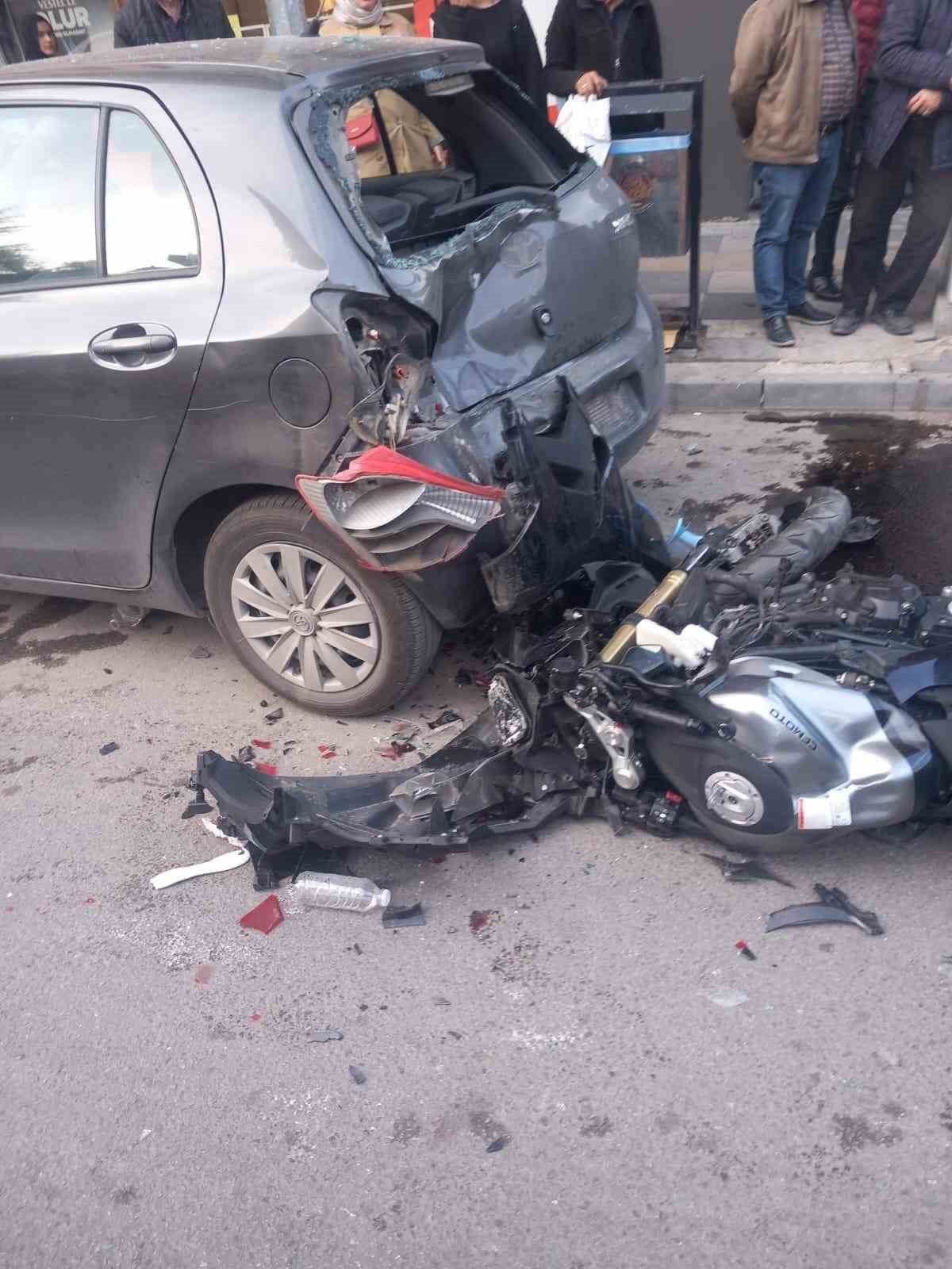 motosiklet-surucusunun-agir-yaralandigi-kaza-guvenlik-kamerasinda