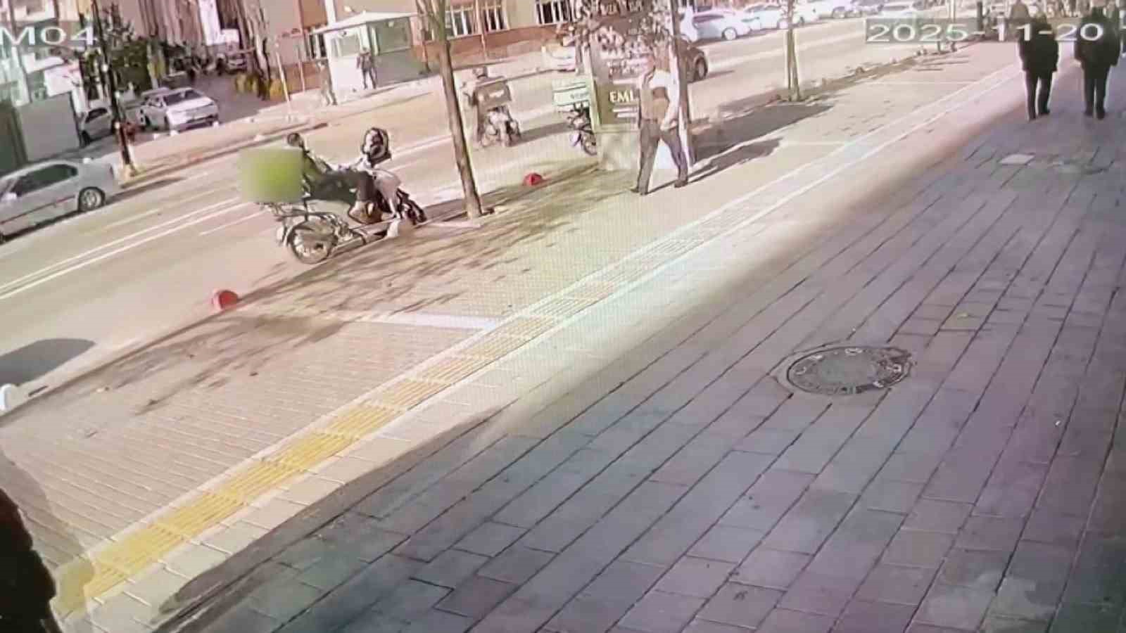 motosiklet-surucusunun-dikkatsizligi-kazaya-neden-oldu-2-kisi-yaralandi