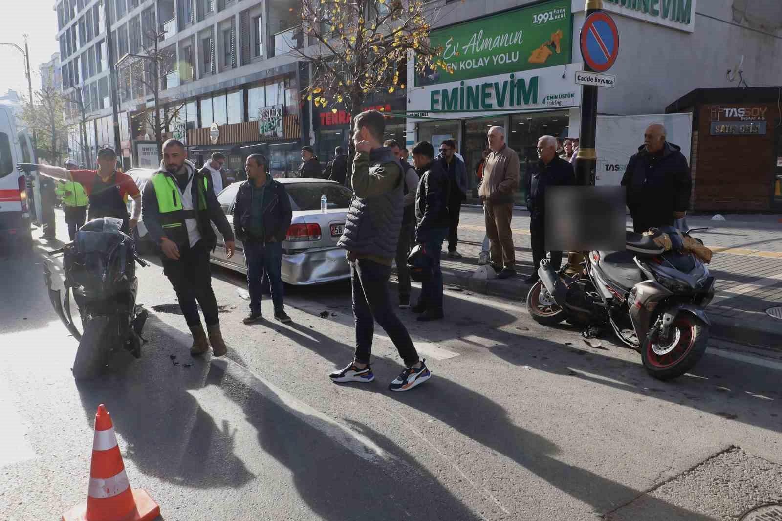 motosiklet-surucusunun-dikkatsizligi-kazaya-neden-oldu-2-kisi-yaralandi