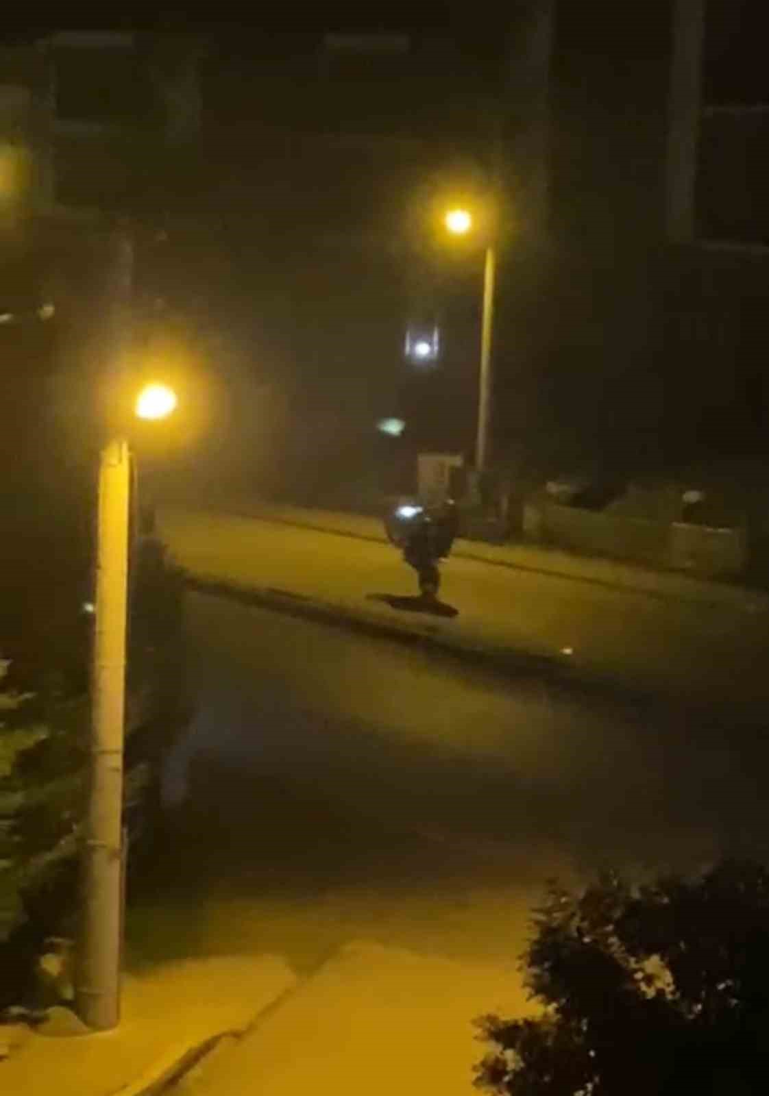 motosikletlilerin-tek-tekerle-tehlikeli-yolculuklari-kamerada