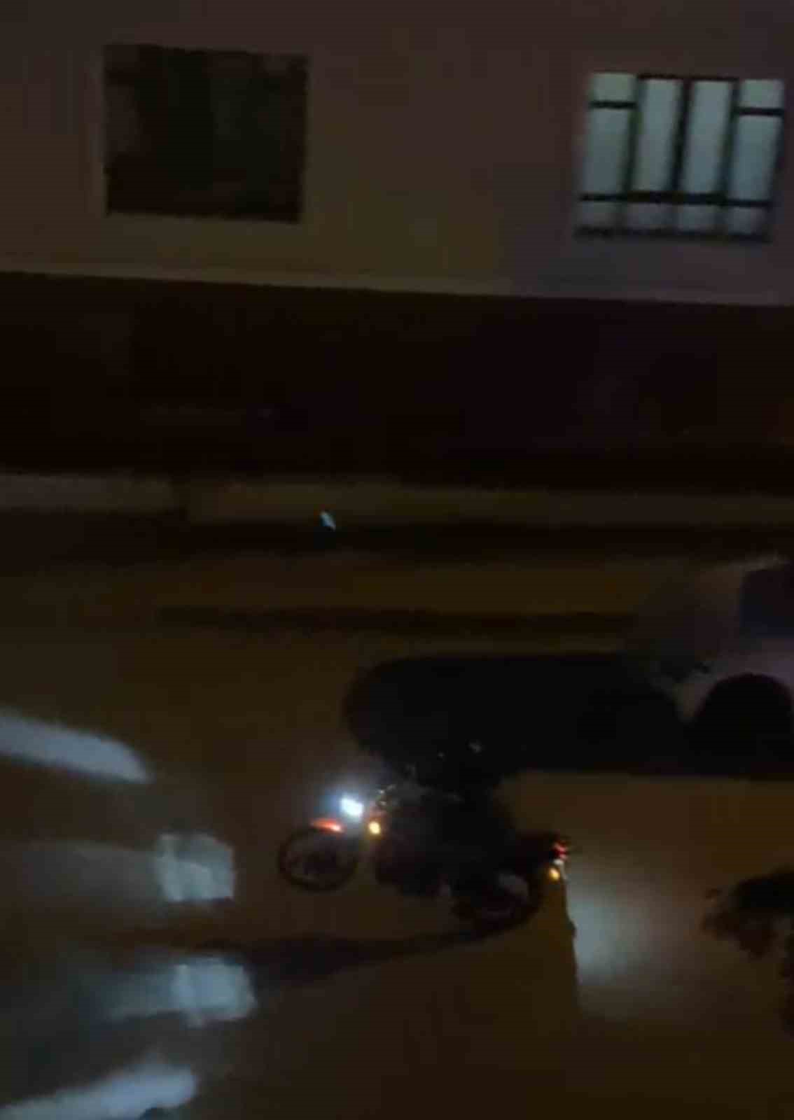 motosikletlilerin-tek-tekerle-tehlikeli-yolculuklari-kamerada