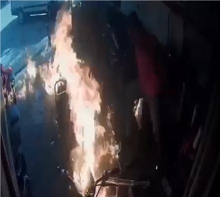 motosikletteki-yangina-yanici-maddeyle-mudahale-edince-alevlerin-arasinda-kaldilar-o-anlar-kamerada