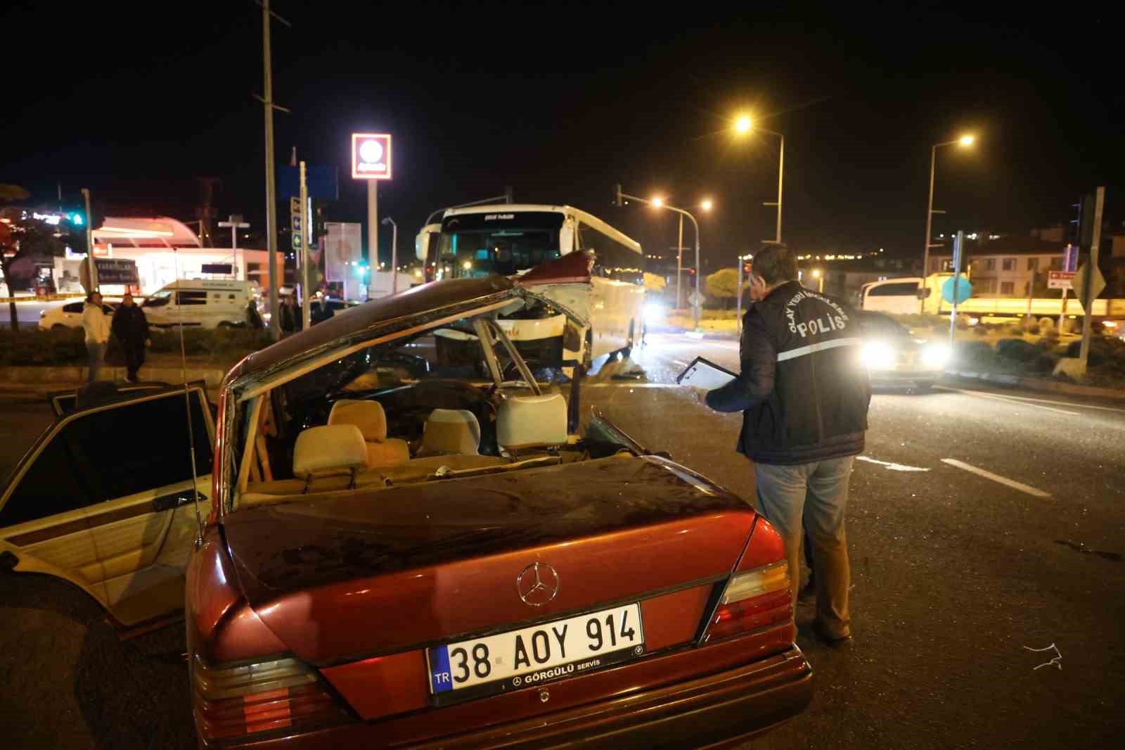 nevsehirde-turistleri-tasiyan-otobus-ile-otomobil-carpisti-2-olu-3-yarali