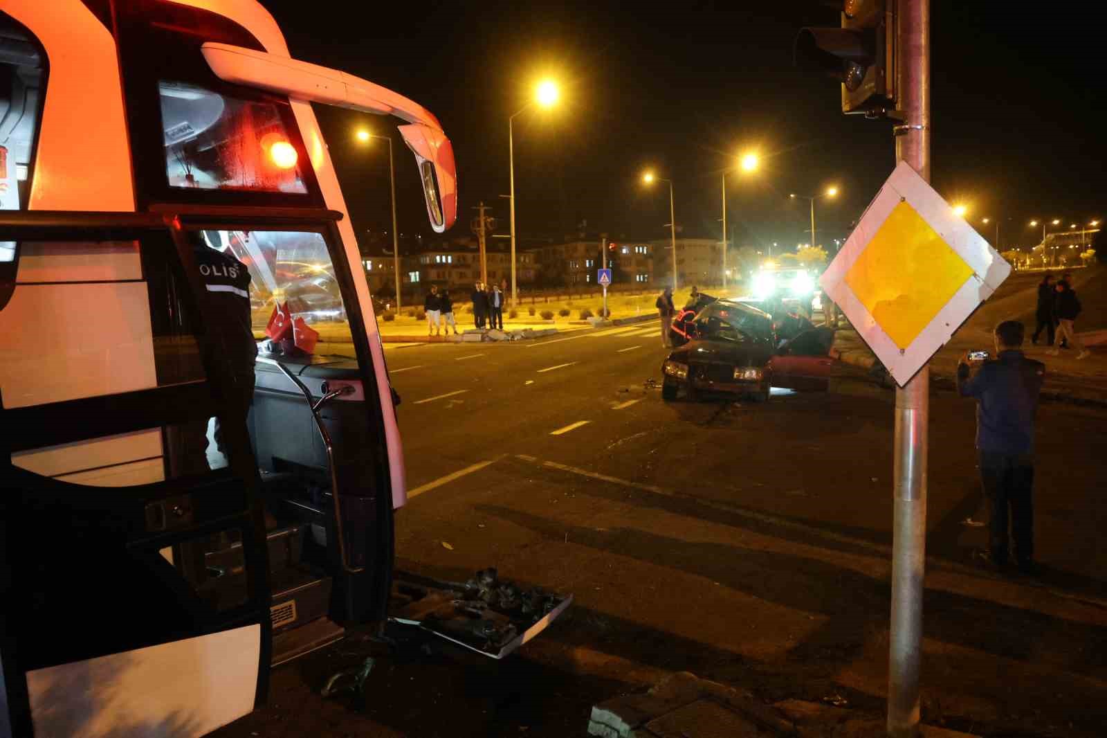 nevsehirde-turistleri-tasiyan-otobus-ile-otomobil-carpisti-2-olu-3-yarali