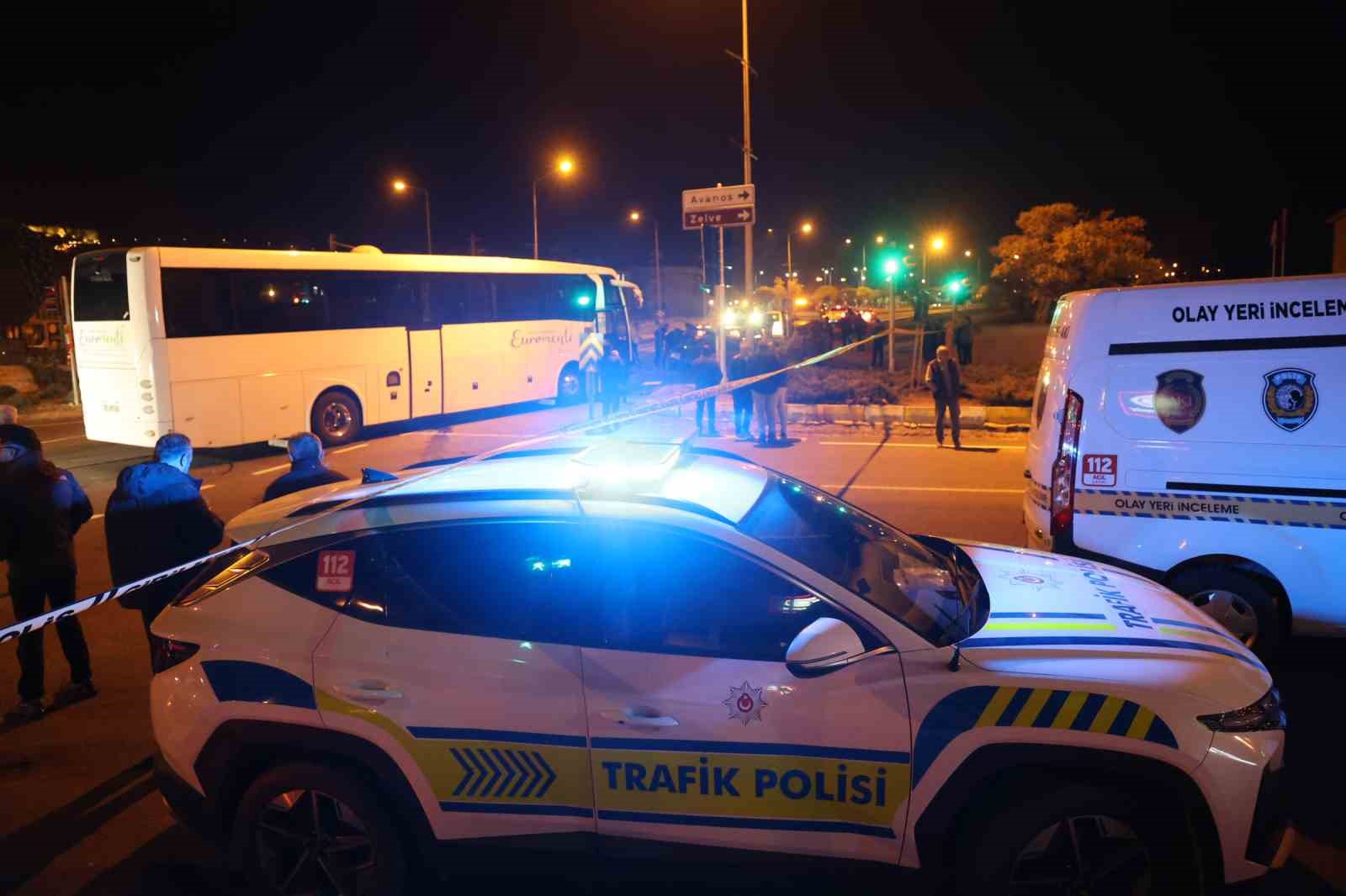 nevsehirde-turistleri-tasiyan-otobus-ile-otomobil-carpisti-2-olu-3-yarali