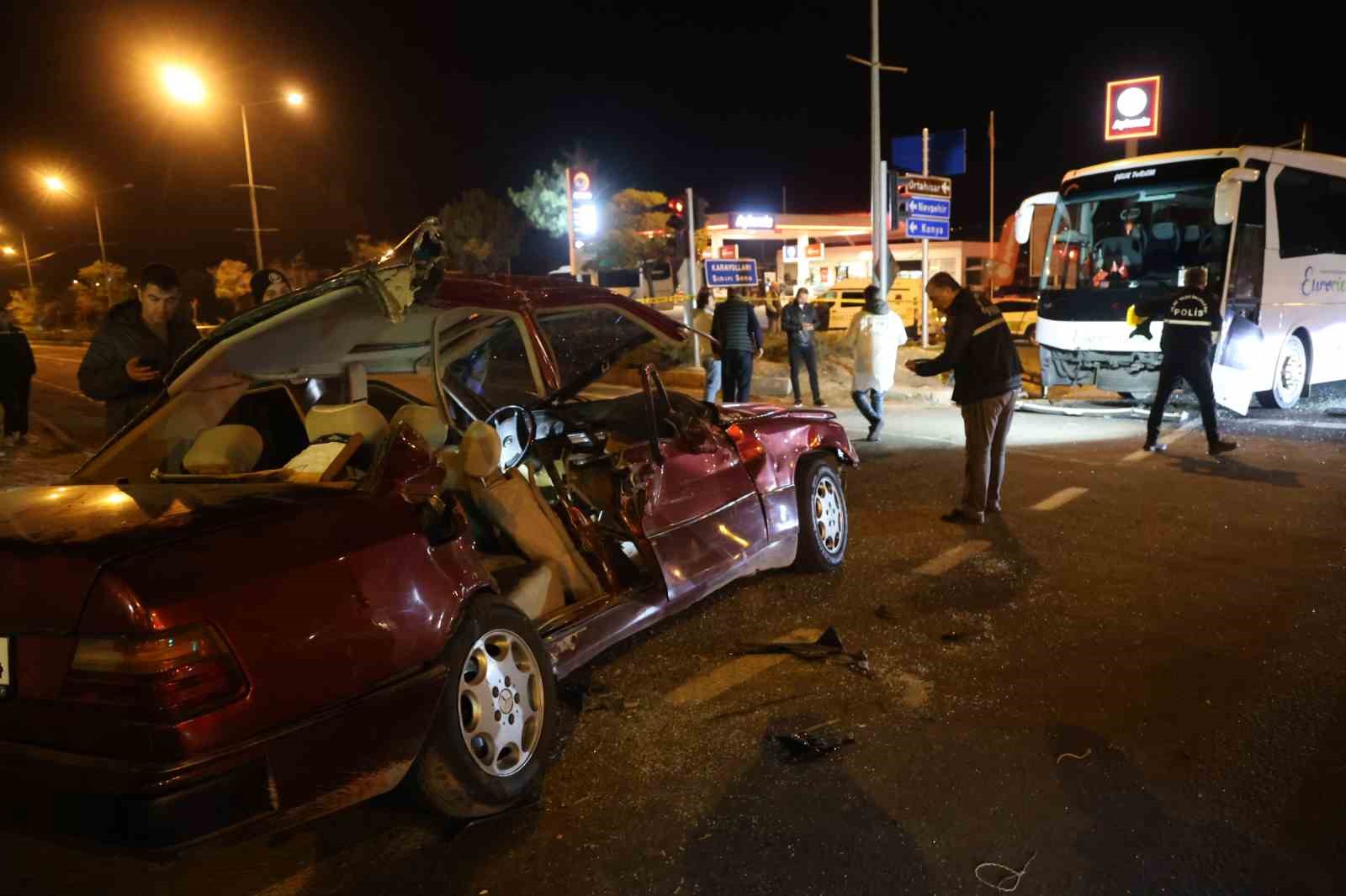 nevsehirde-turistleri-tasiyan-otobus-ile-otomobil-carpisti-2-olu-3-yarali