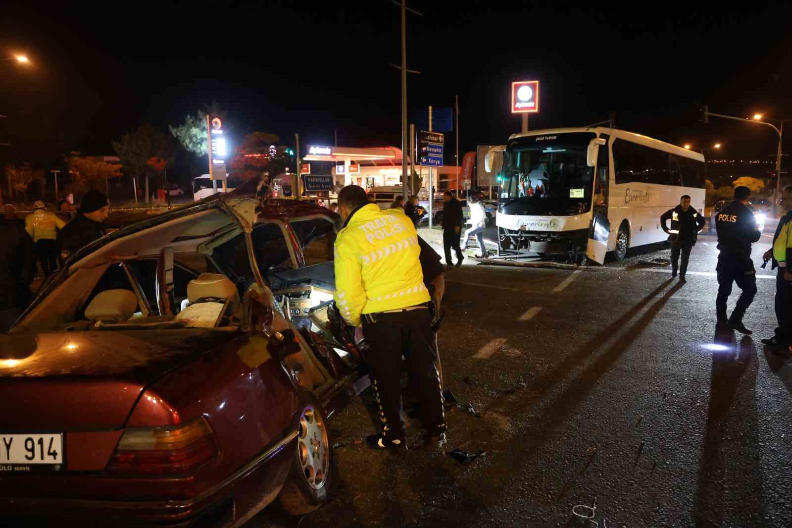 nevsehirde-turistleri-tasiyan-otobus-ile-otomobil-carpisti-2-olu-3-yarali