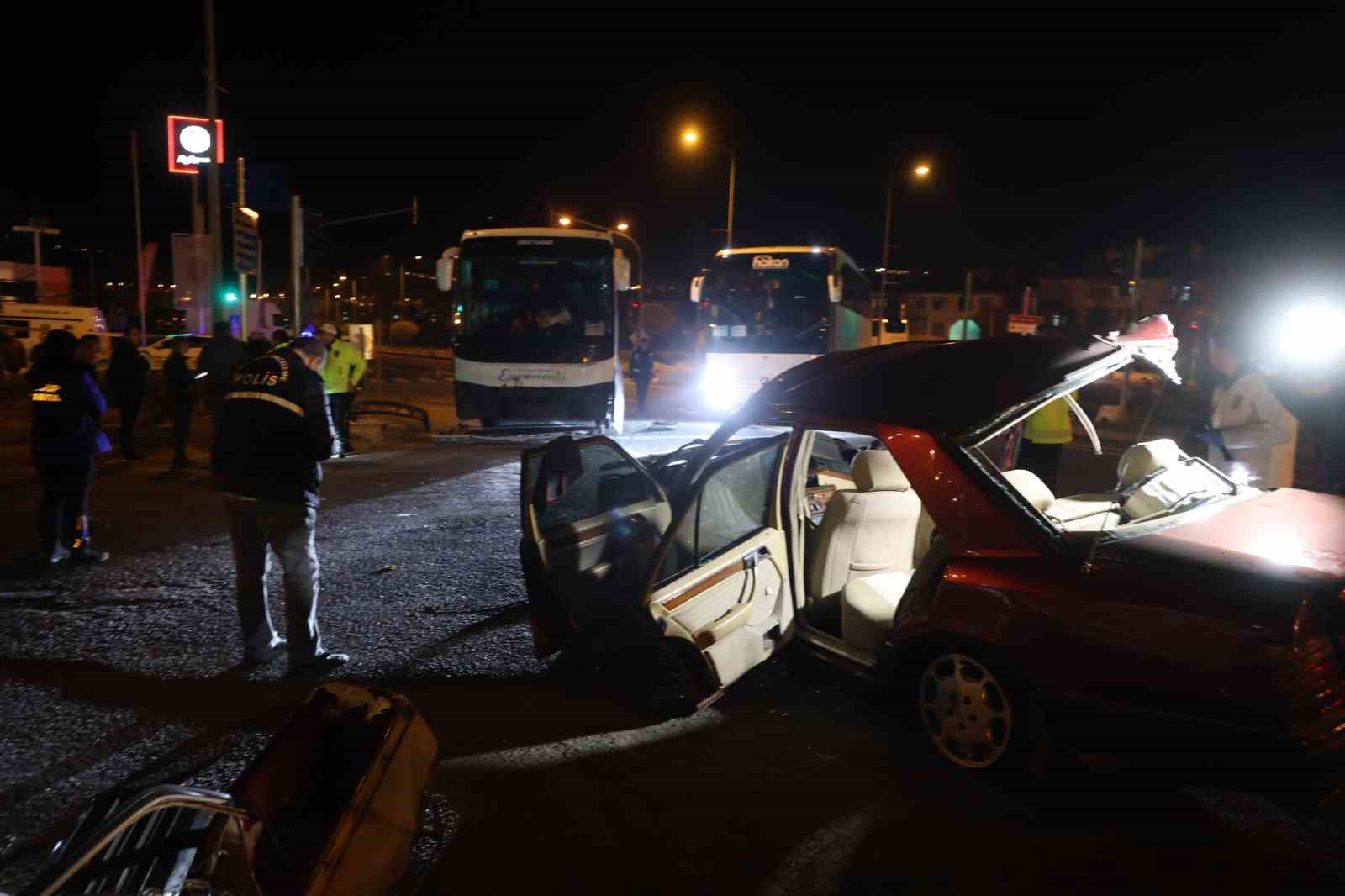 nevsehirde-turistleri-tasiyan-otobus-ile-otomobil-carpisti-2-olu-3-yarali