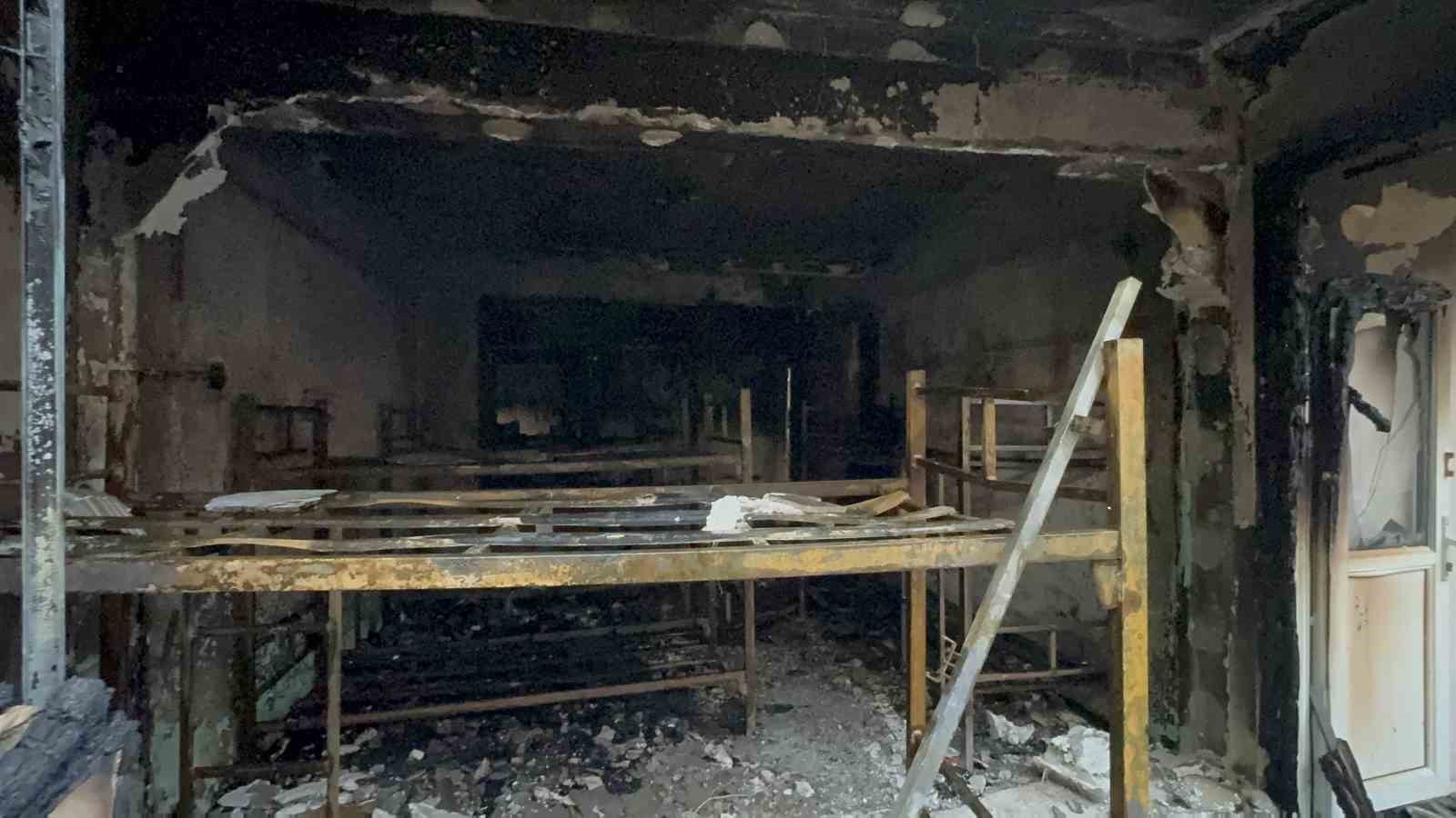 once-bicak-cekti-sonra-binayi-yakti-isciler-alevlerden-carsaf-baglayarak-kurtuldu