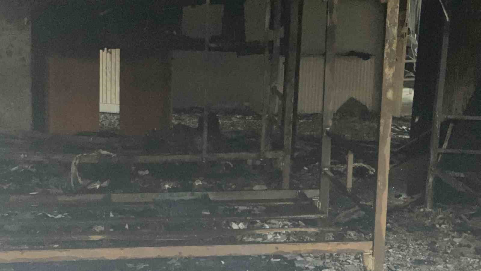 once-bicak-cekti-sonra-binayi-yakti-isciler-alevlerden-carsaf-baglayarak-kurtuldu