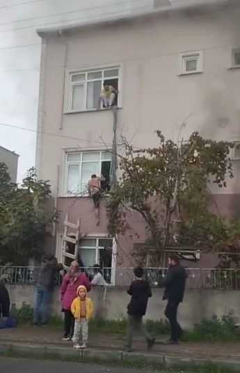 once-bicak-cekti-sonra-binayi-yakti-isciler-alevlerden-carsaf-baglayarak-kurtuldu