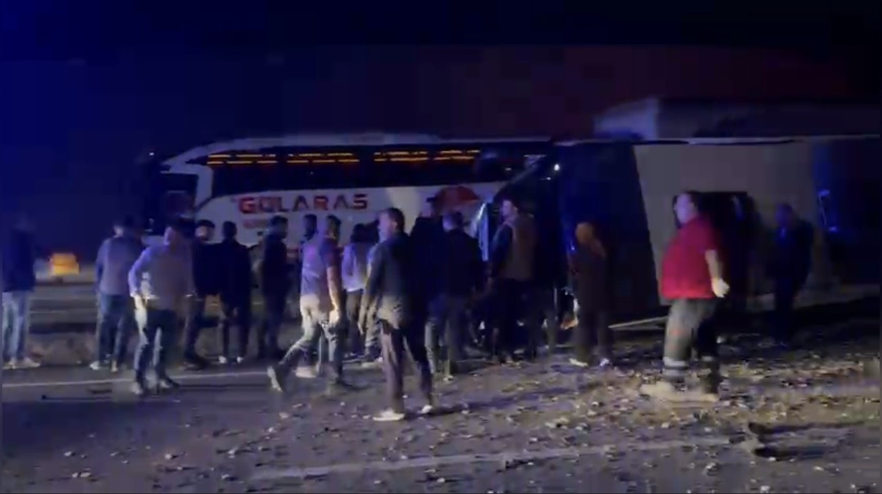 osmaniyede-yolcu-otobusu-devrildi-yaralilar-var