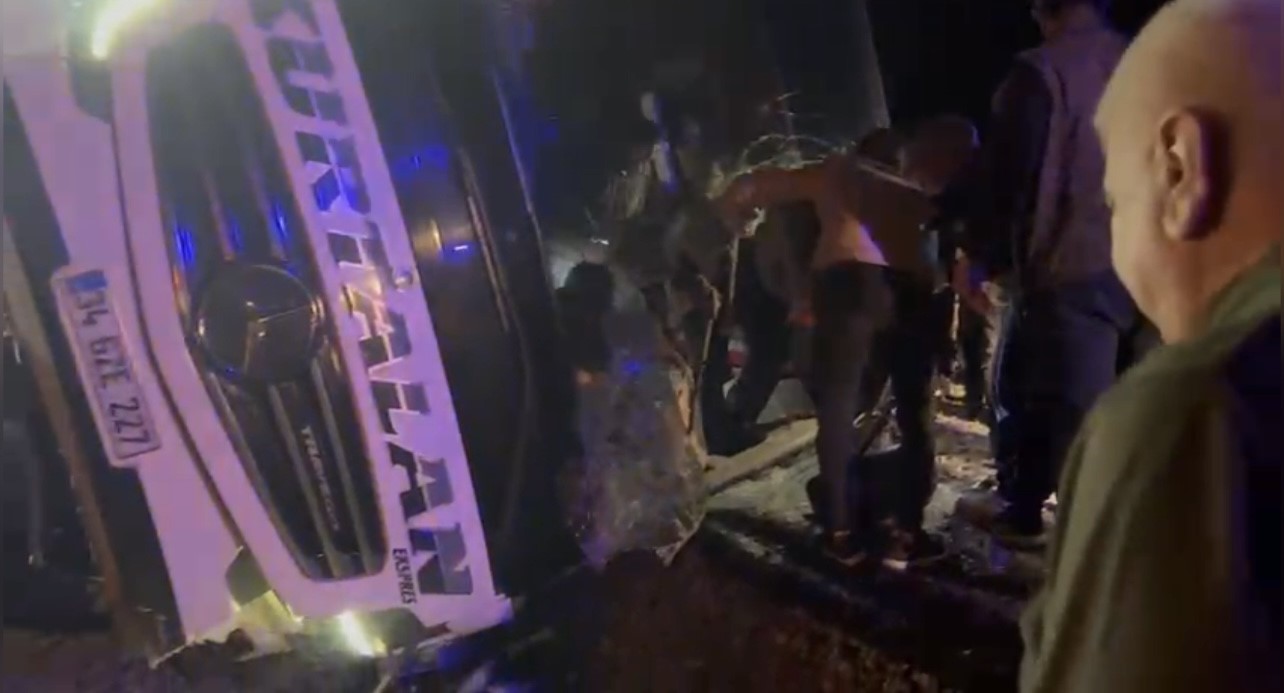 osmaniyede-yolcu-otobusu-devrildi-yaralilar-var