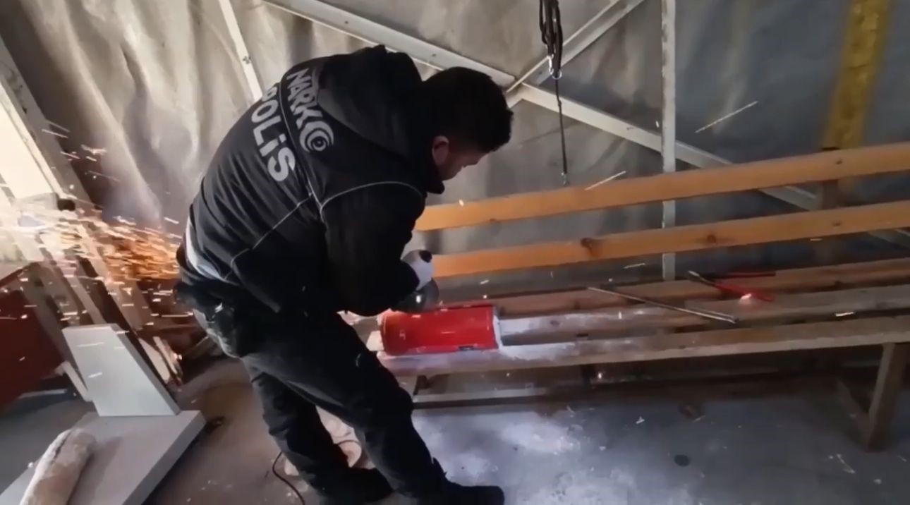 otobus-bagajinda-skunk-duzenegi-8-kilo-zehir-ele-gecirildi