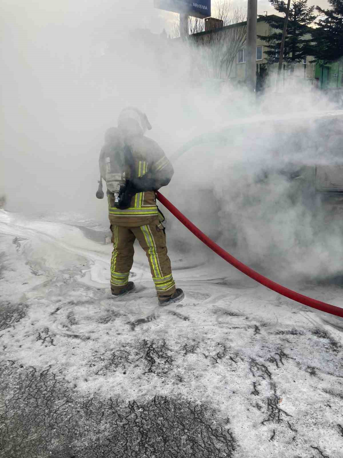 otomobil-alev-topuna-dondu