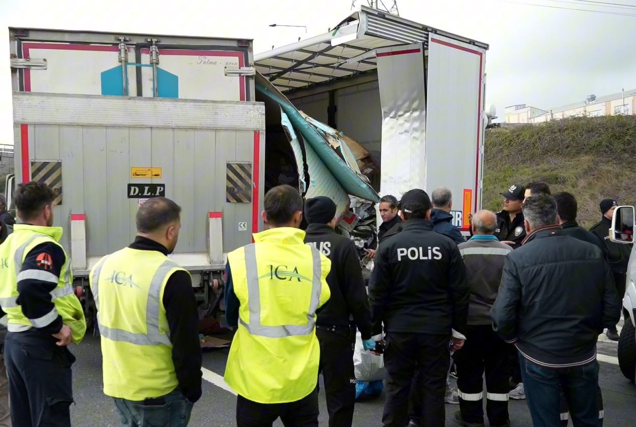 otoyolda-geri-geri-gelen-tira-kamyonet-carpti-1-olu-1-yarali