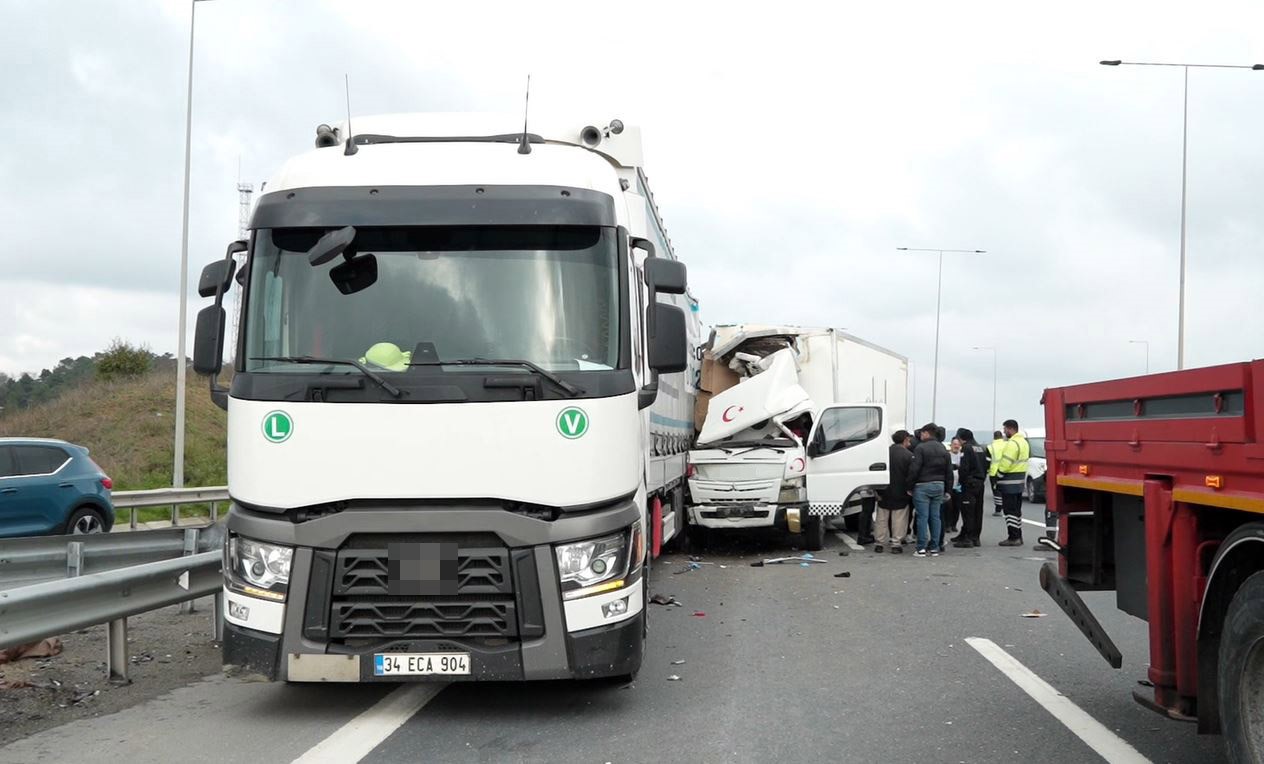 otoyolda-geri-geri-gelen-tira-kamyonet-carpti-1-olu-1-yarali