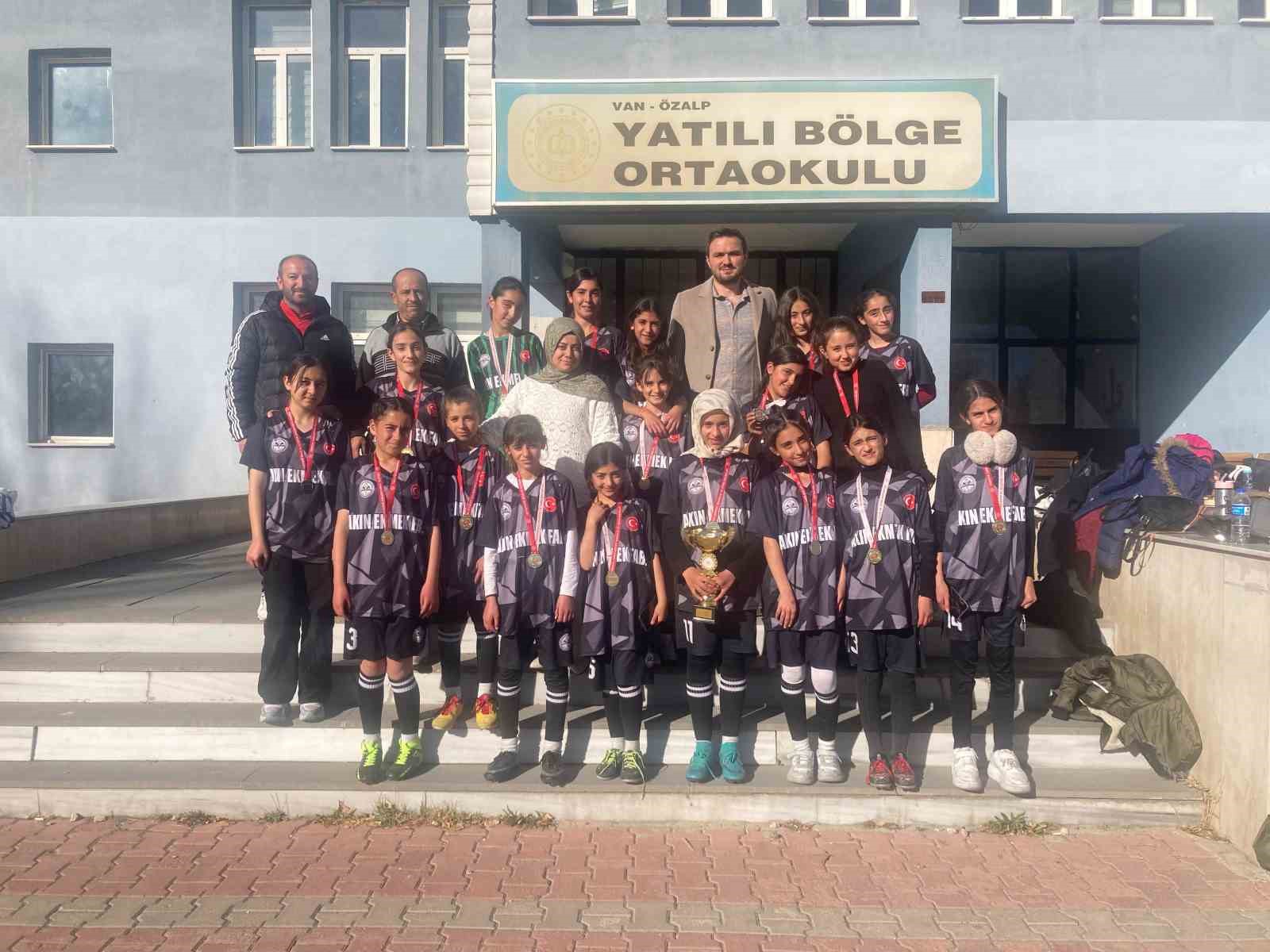 ozalpli-kiz-futbol-takimi-il-birincisi-oldu
