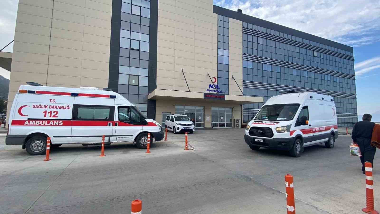 ozel-okulda-ogle-yemegi-sonrasi-33-ogrenci-ve-1-ogretmen-hastanelik-oldu