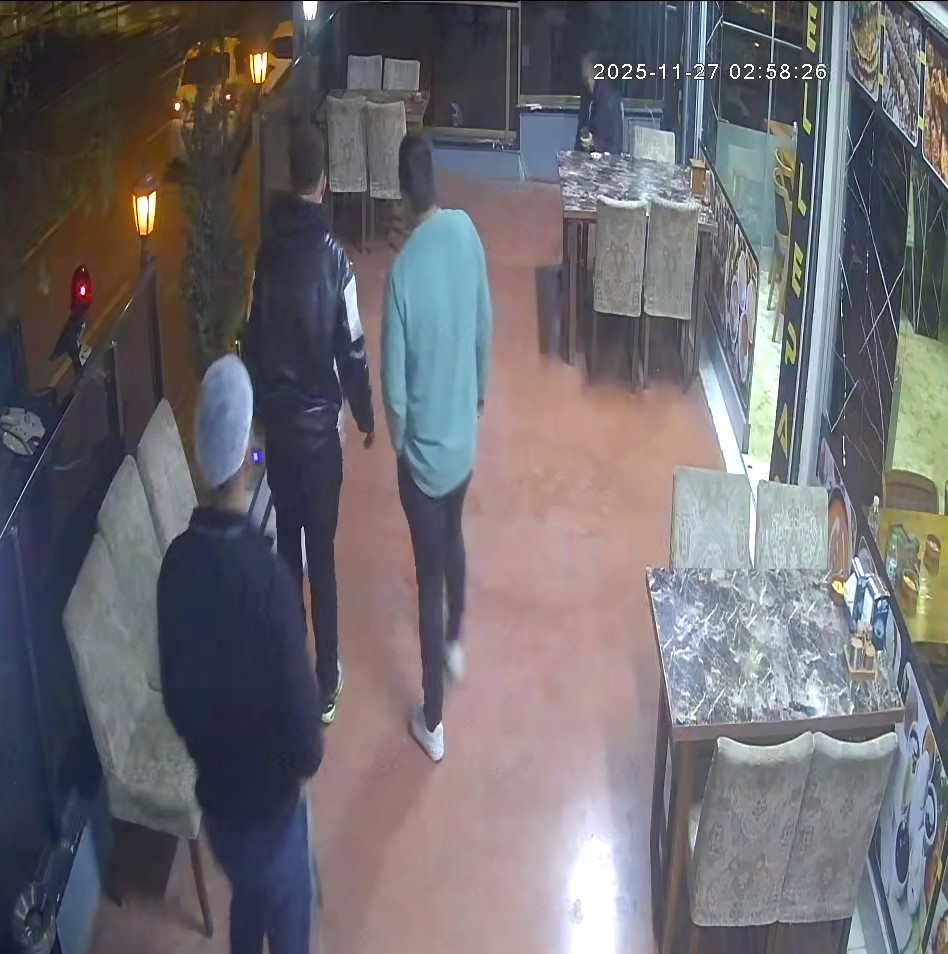 park-halindeki-araca-carpip-kacti-plakasini-dusurup-kayiplara-karisti-o-anlar-kamerada