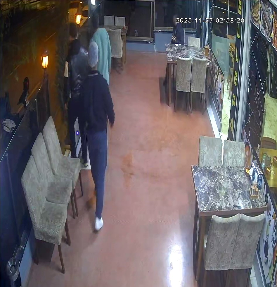 park-halindeki-araca-carpip-kacti-plakasini-dusurup-kayiplara-karisti-o-anlar-kamerada