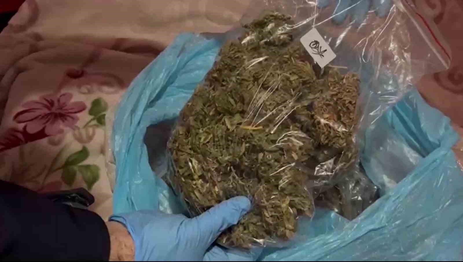 patates-cuvallarina-gizlenmis-14-kilo-40-gram-esrar-ele-gecirildi-2-kisi-tutuklandi