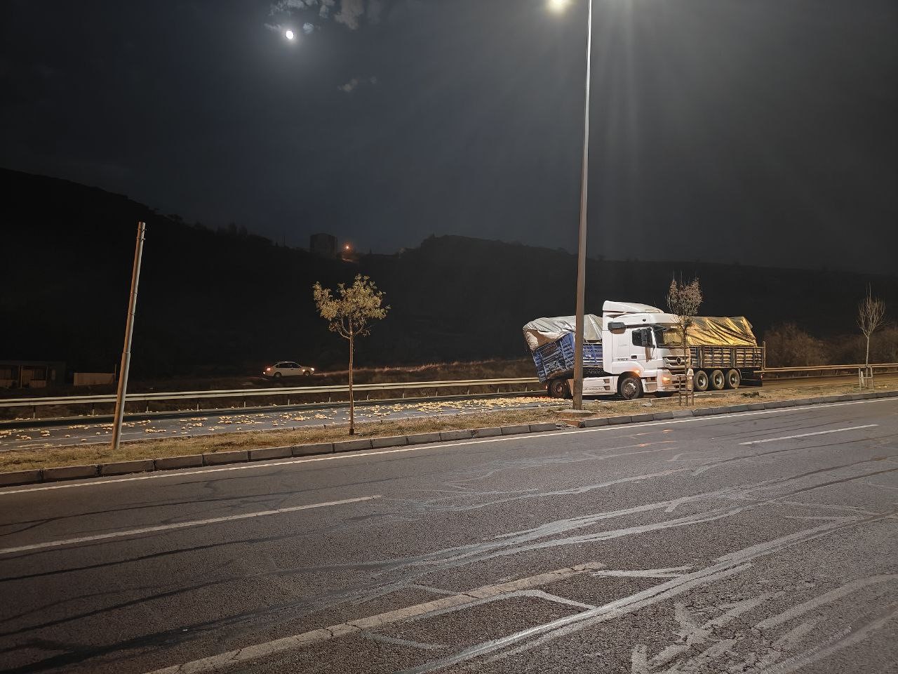 rampa-asagi-inen-tir-makasladi-onlarca-kilo-patates-yola-sacildi