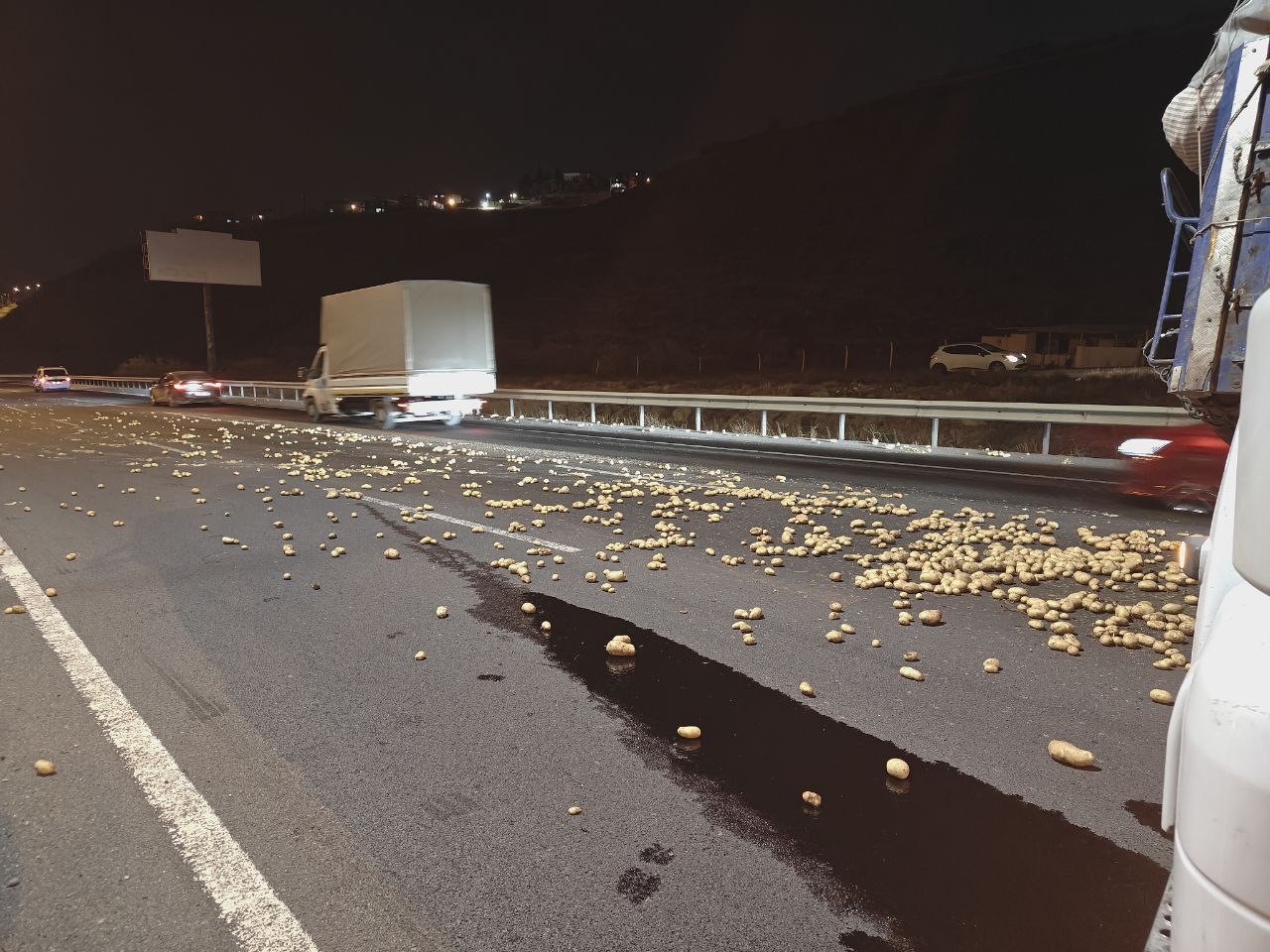 rampa-asagi-inen-tir-makasladi-onlarca-kilo-patates-yola-sacildi