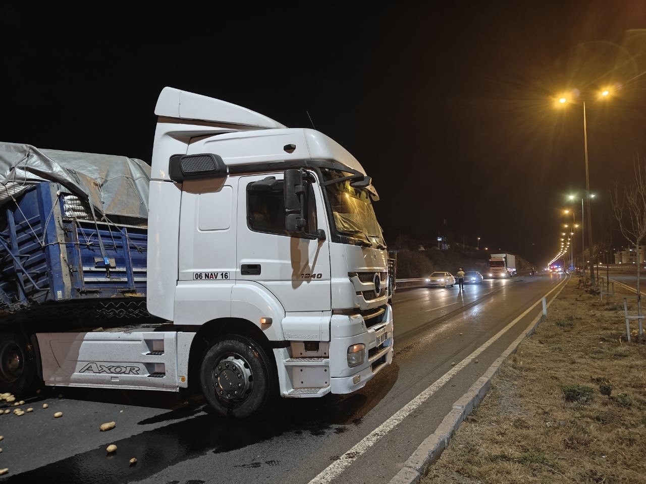 rampa-asagi-inen-tir-makasladi-onlarca-kilo-patates-yola-sacildi