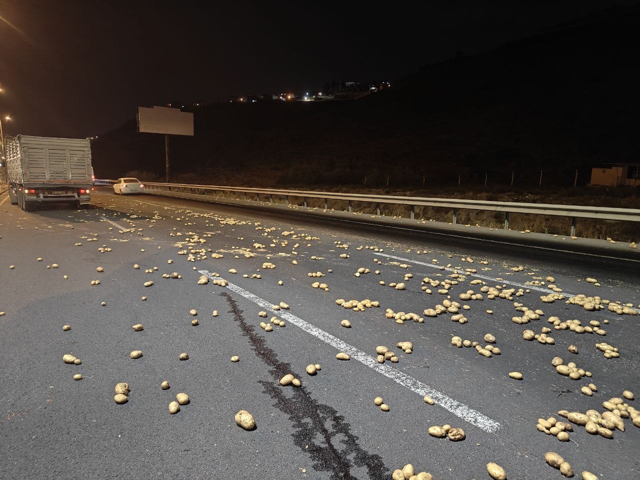 rampa-asagi-inen-tir-makasladi-onlarca-kilo-patates-yola-sacildi