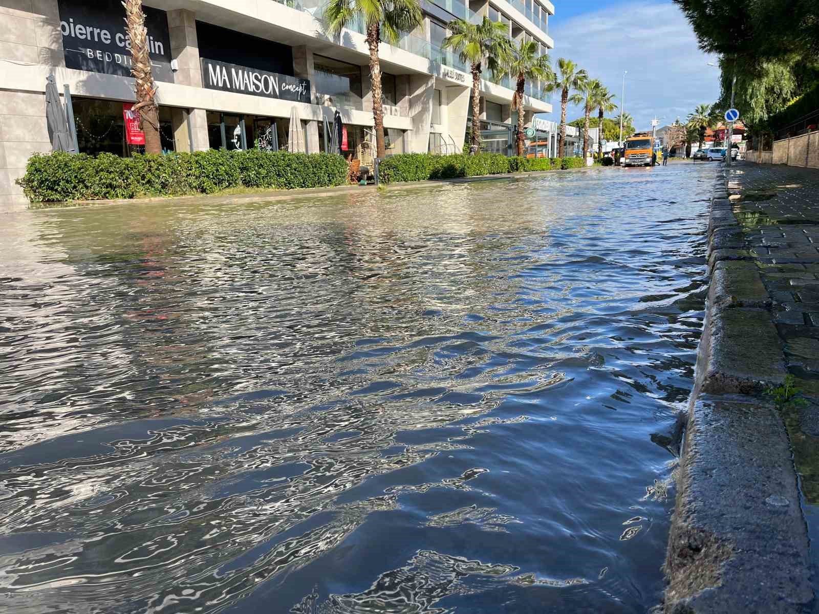 saganak-yagis-cesmede-sele-neden-oldu