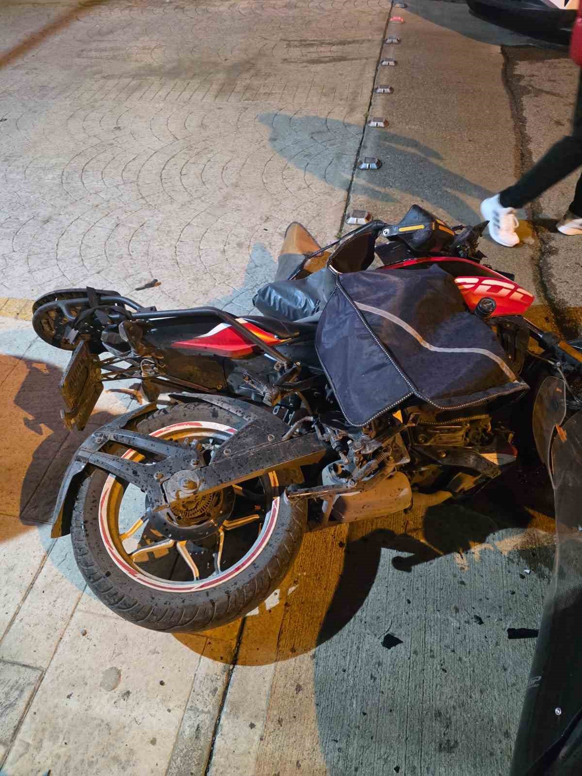 samsunda-motokurye-ile-otomobil-kafa-kafaya-carpisti-1-yarali