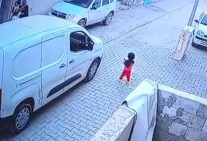 sanliurfada-kargo-aracinin-carptigi-2-yasindaki-cocuk-hayatini-kaybetti-feci-kaza-kamerada