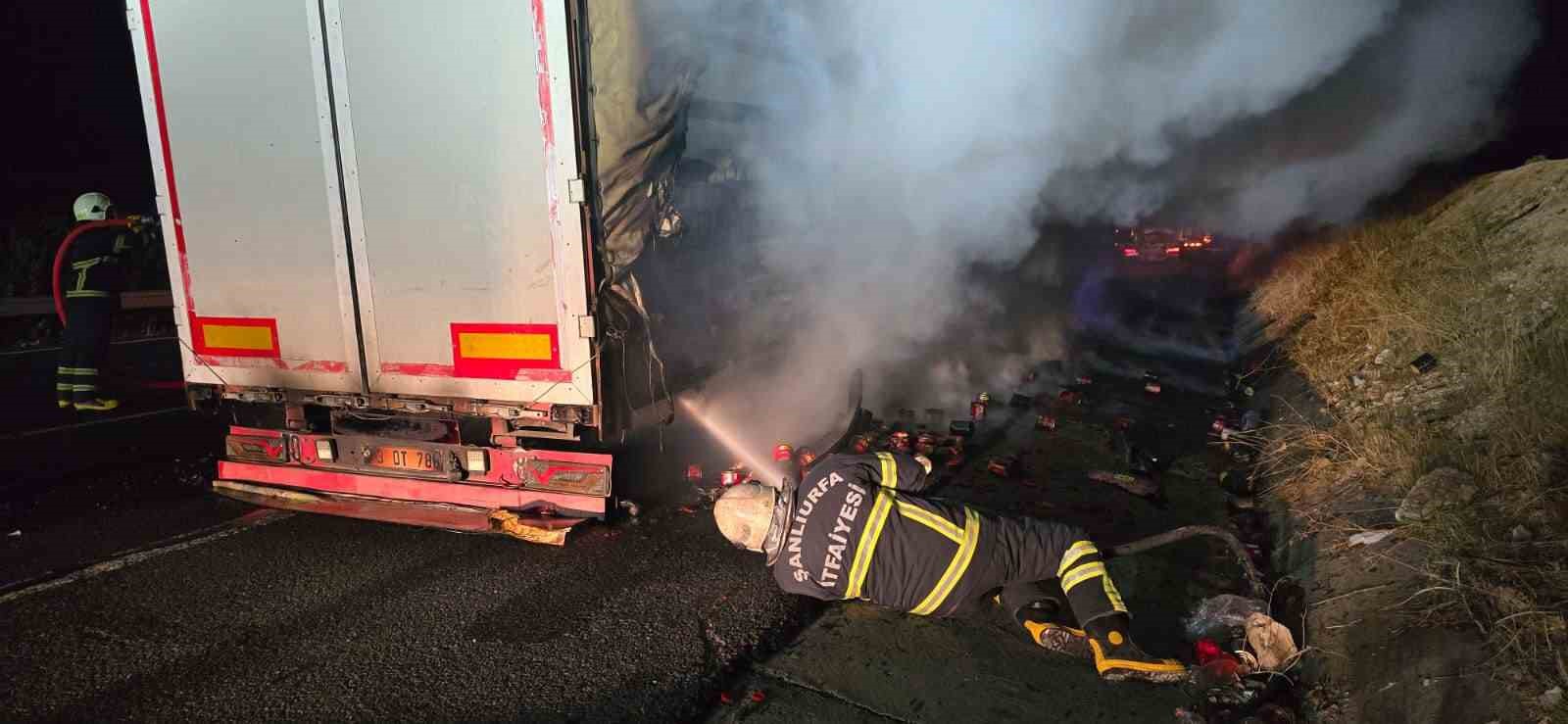 sanliurfada-salca-yuklu-tir-alev-alev-yandi