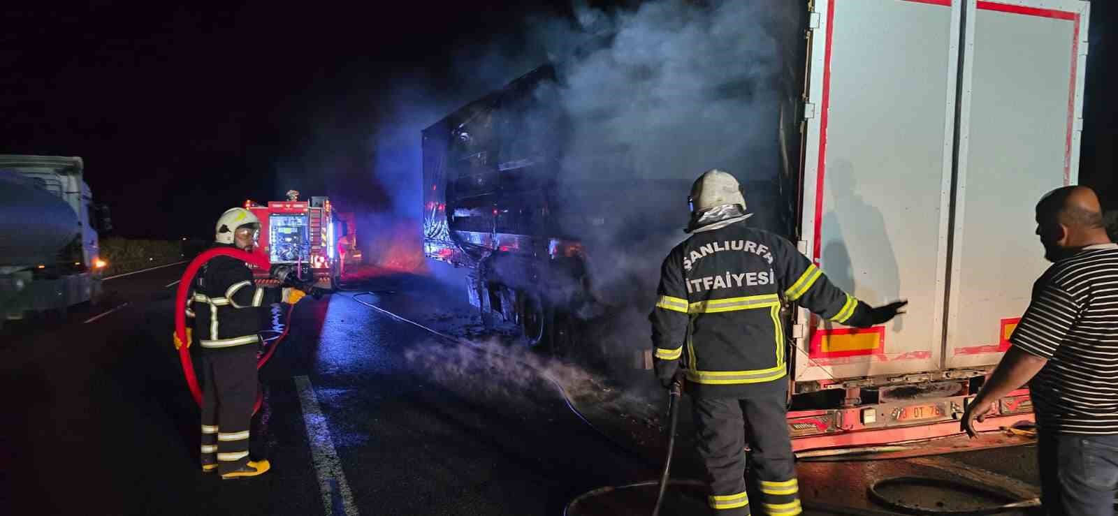 sanliurfada-salca-yuklu-tir-alev-alev-yandi