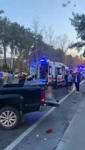 sariyerde-17-yasindaki-ehliyetsiz-surucu-kaza-yapti-2si-cocuk-3-yarali