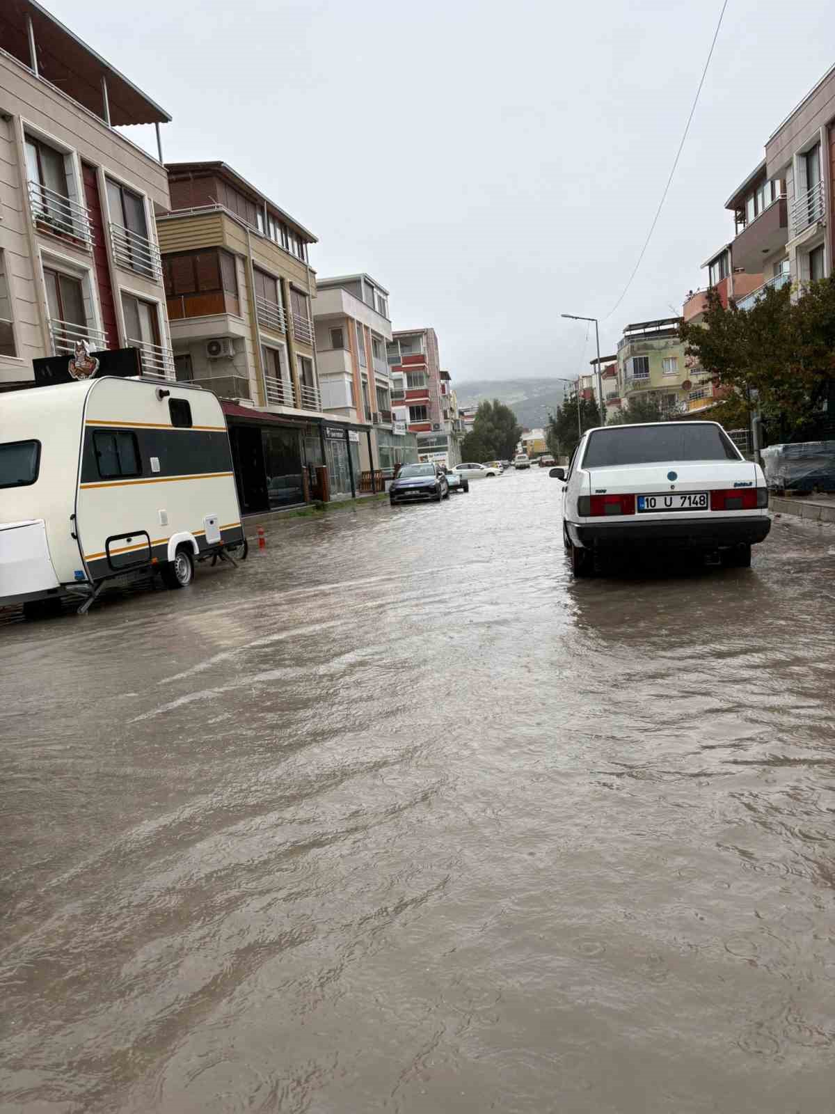 selden-etkilenen-dikili-ve-focada-su-tahliye-calismalari-suruyor