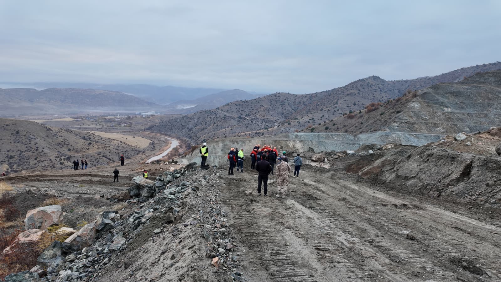 sivasta-maden-ocaginda-gocuk-1-isciyi-kurtarma-calismasi-devam-edecek