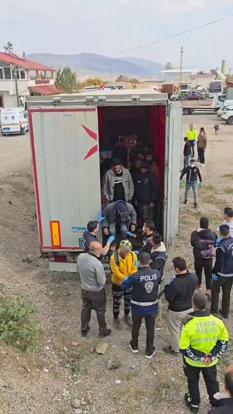 sivasta-tir-dorsesinde-18-kacak-gocmen-yakalandi-suruculer-tutuklandi