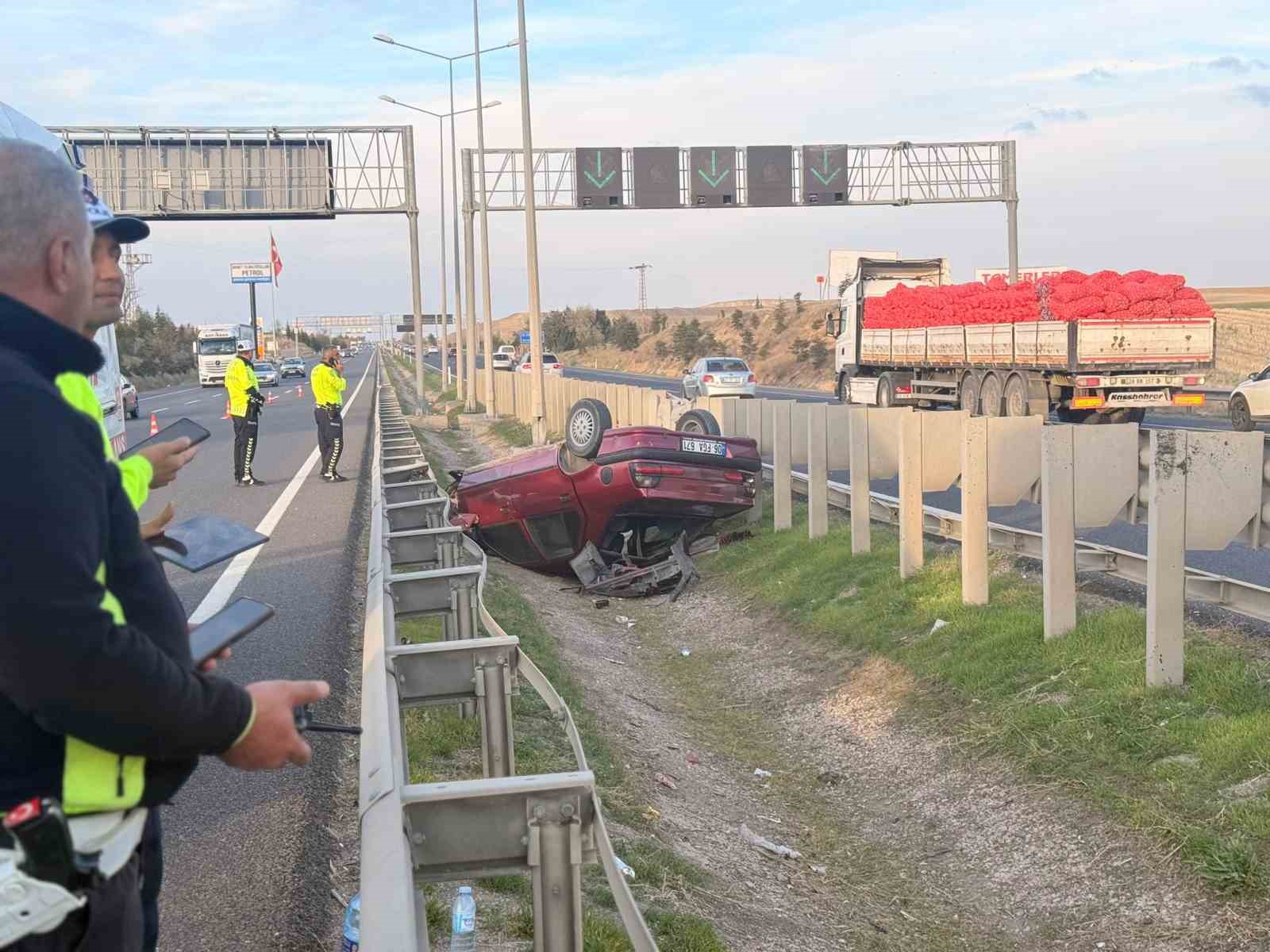 surucusunun-direksiyon-hakimiyetini-kaybettigi-otomobil-refujde-ters-dondu-1i-cocuk-3-yarali