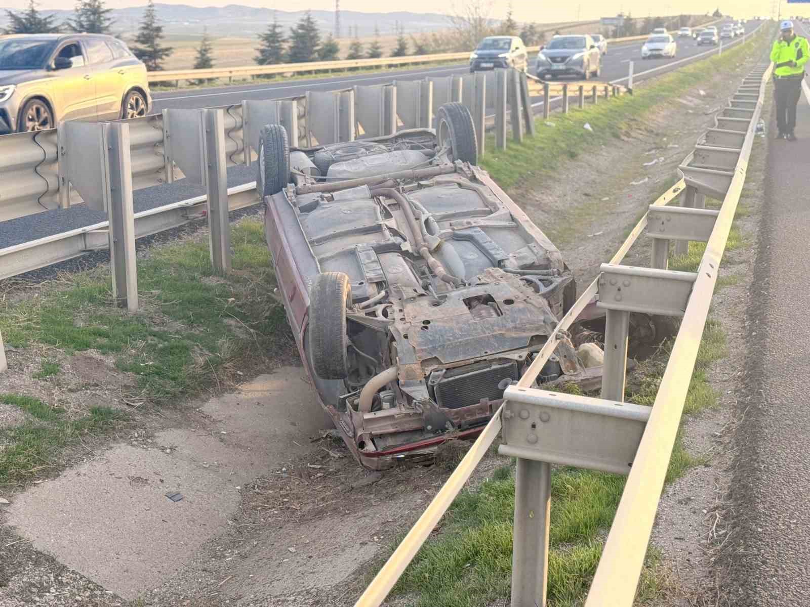 surucusunun-direksiyon-hakimiyetini-kaybettigi-otomobil-refujde-ters-dondu-1i-cocuk-3-yarali