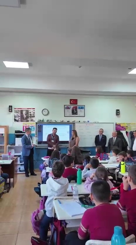 takdir-toplayan-davranis-hediye-kabul-etmeyen-ogretmenlerinin-adina-tekerlekli-sandalye-desteginde-bulundular