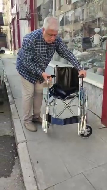 takdir-toplayan-davranis-hediye-kabul-etmeyen-ogretmenlerinin-adina-tekerlekli-sandalye-desteginde-bulundular