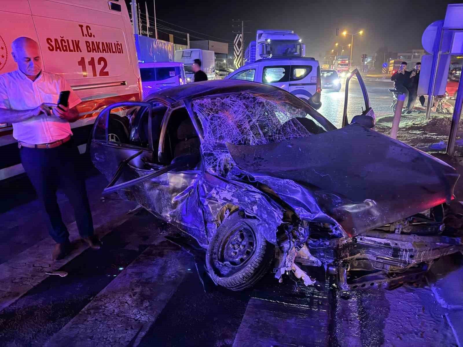 tarsusta-yolcu-minibusu-ile-otomobil-carpisti-10-yarali