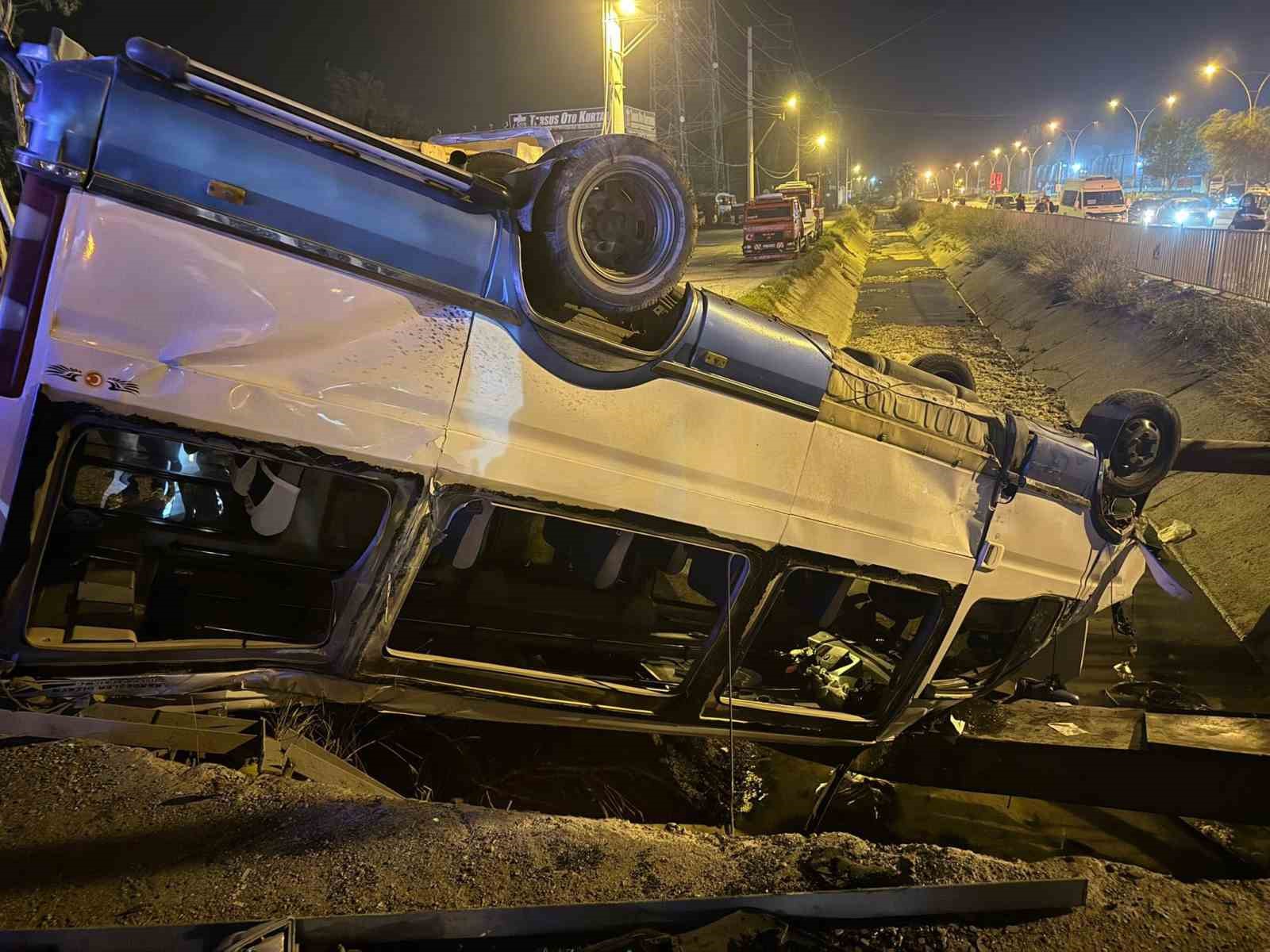 tarsusta-yolcu-minibusu-ile-otomobil-carpisti-10-yarali