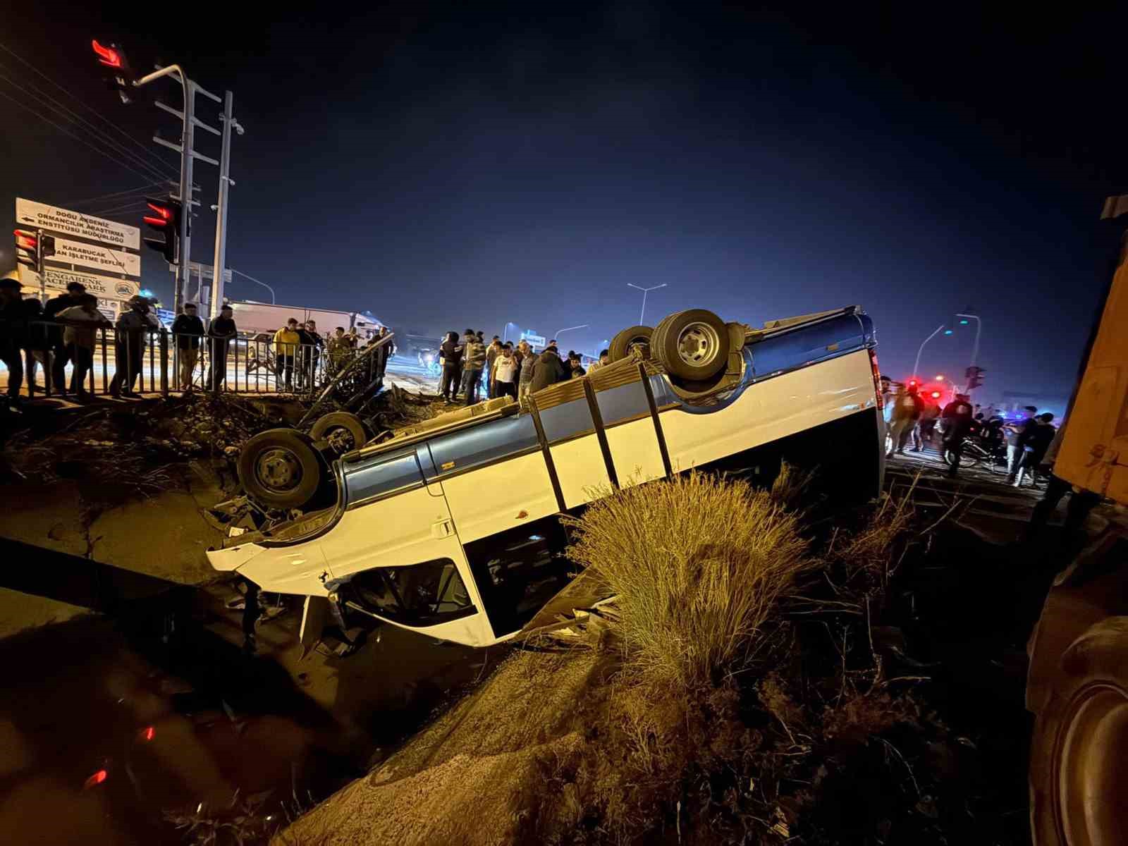 tarsusta-yolcu-minibusu-ile-otomobil-carpisti-10-yarali