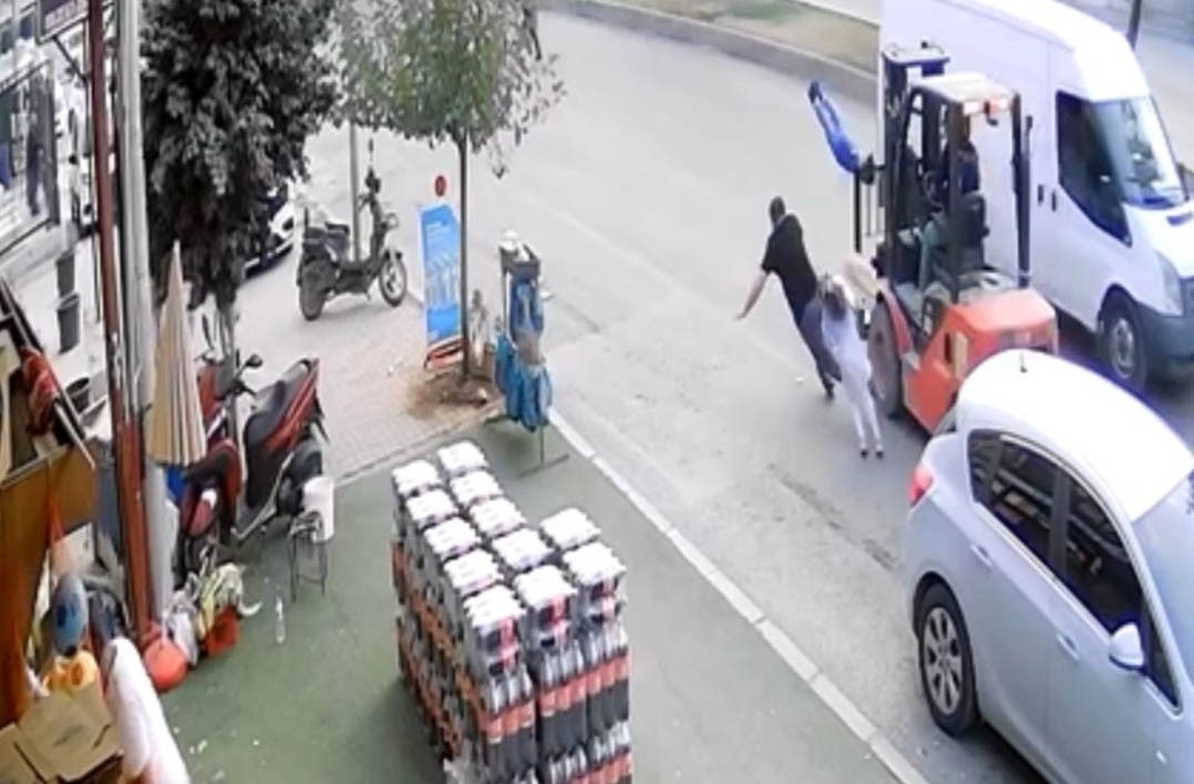 ters-seritten-gelen-forklift-baba-ve-cocuklarina-carpti